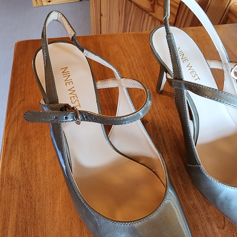 Shoe's - Picture 3 of 5